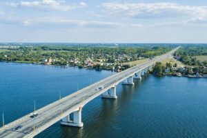 Antoniv Bridge across the Dnieper in Kherson by Yevhenii Ihnatiev, shared under a CC BY-SA 4.0 license.